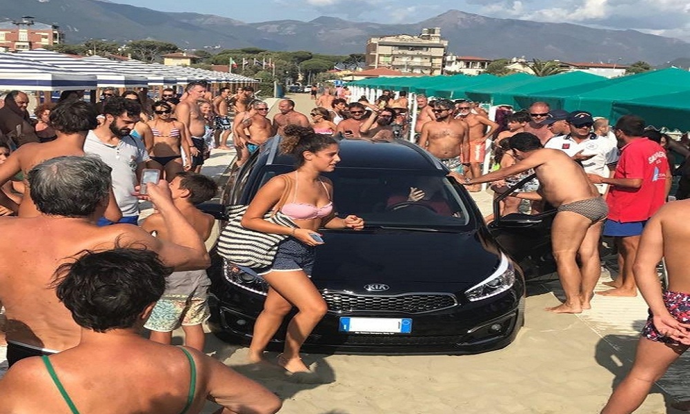 Versilia, auto arriva in spiaggia e i bagnanti temono l'attentato FOTO