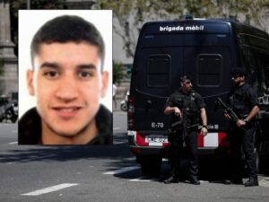 Barcellona: l'autista del furgone della strage in fuga, un altro terrorista parla e accusa l'imam