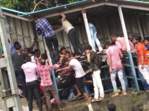 YOUTUBE Mumbai, calca alla stazione Eplhinstone per salire sul treno: oltre 20 morti