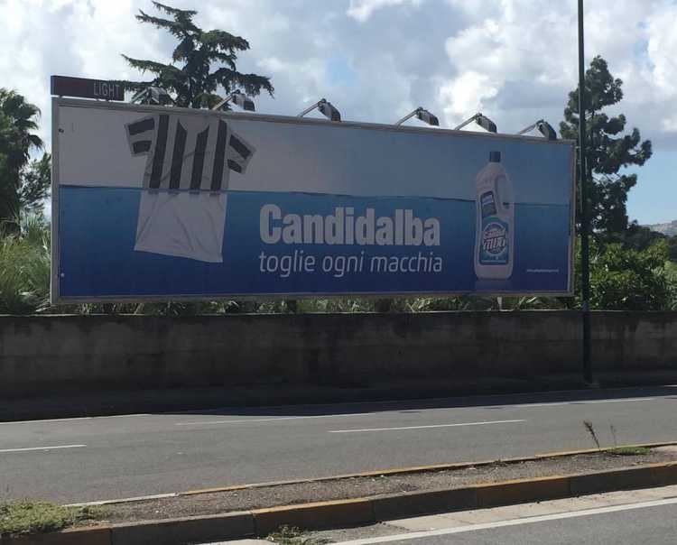 Napoli, lo slogan della candeggina che smacchia la maglia della Juventus