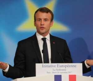 Ue, Emmanuel Macron: "Serve polizia di frontiera ed esercito comune europeo"