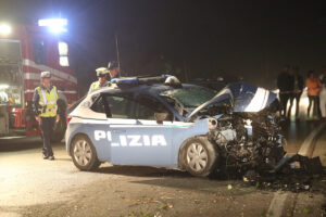 Ravenna, volante contro albero: muoiono i due agenti a bordo