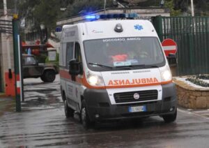 Lucca, 2 operai precipitano dalla gru mentre installano luminarie: sono morti