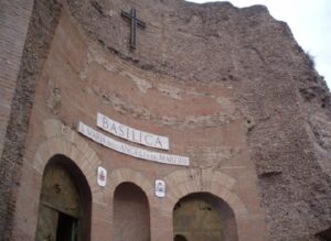 Roma: danneggia con un mattone la facciata della basilica di Santa Maria degli Angeli