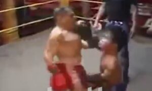Due nani si sfidano alla boxe thailandese: chi vince?