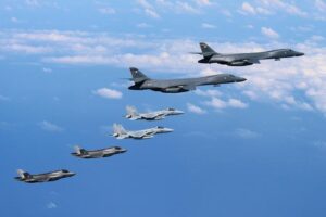 Corea del Nord: Trump invia cacciabombardieri, Cina taglia export e import