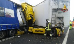 A4, scontro tra camion tra Cessalto e San Stino di Livenza: un morto