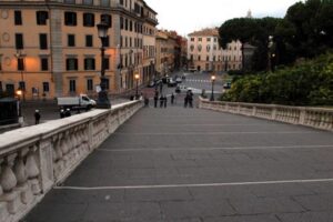 Roma, turista belga denuncia tentato stupro sulle scale del Campidoglio