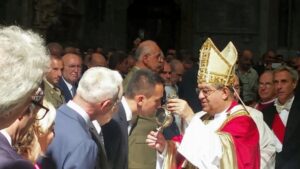 Luigi Di Maio bacia la teca di San Gennaro: primo atto pubblico da candidato