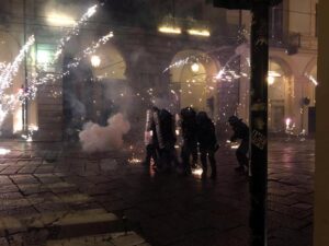 YOUTUBE G7 Torino: petardi contro polizia, fermati 5 manifestanti Reset G7