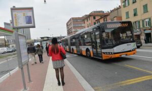 Genova, scontro moto-bus a Brignole: muore una donna di 50 anni