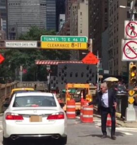 Harrison Ford si improvvisa vigile e si mette a dirigere il traffico di New York
