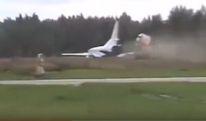 Tupolev russo, atterraggio disastroso: esce di pista e perde le ali