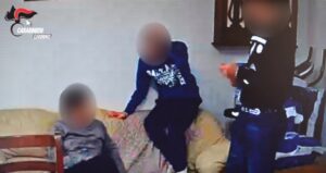 YOUTUBE Disabile picchiato e maltrattato, arrestati 2 operatori sanitari a Livorno