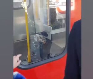 YOUTUBE Londra, l'ordigno esploso nella metropolitana a Parsons Green