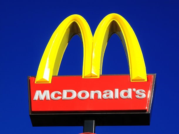 McDonald's, logto attira clienti: il segreto a... luci rosse