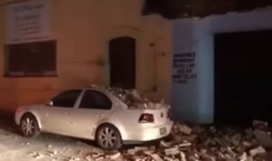 YOUTUBE Messico, terremoto fa crollare la parete di una casa sopra un'auto