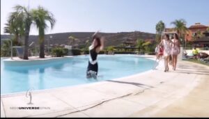 Miss Universo Spagna cade in piscina durante la sfilata 