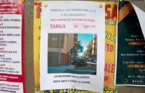 Modena, manifesti in strada: targa e auto di chi acquista droga nel quartiere FOTO