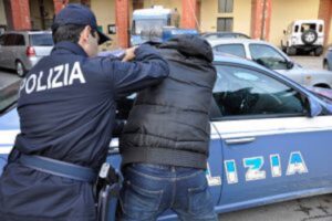 Napoli, poliziotti aggrediti al mercato. Il giudice condanna e sospende pena ai tre ivoriani