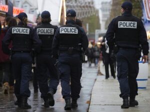 Poliziotto investito da auto rubata, caccia all'uomo a Parigi