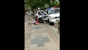 YOUTUBE Cina: poliziotto dà un pugno a una mamma con il figlio in braccio