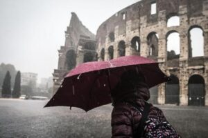Nubifragio Roma: strade allagate i pochi minuti e rami caduti