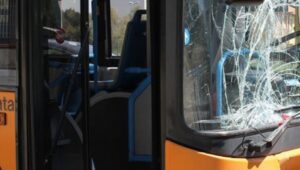 Roma, sassi contro i bus dell'Atac: "Sono stati i rom, lo fanno per gioco"