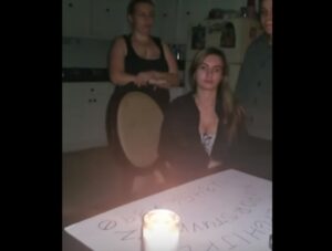 YOUTUBE Seduta spiritica col brivido: tavoletta Ouija vola via