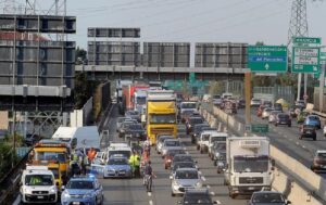 Torino, scontro tra auto in tangenziale: strada bloccata e paura per cisterna piena di gas