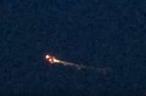 YOUTUBE Ufo triangolare: misterioso velivolo luminoso nel Regno Unito