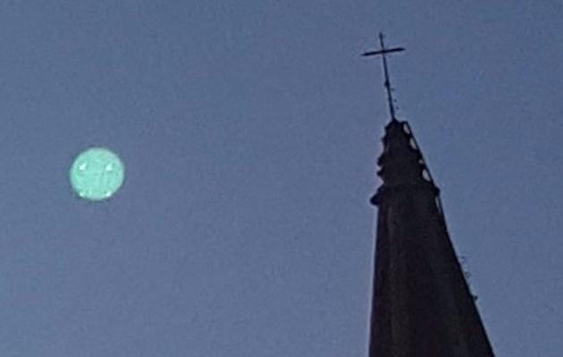 Ufo ad Arezzo: misterioso oggetto volante di forma circolare FOTO