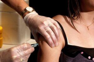 Vaccino antinfluenzale e aborto spontaneo: sospetti legami secondo studio Usa