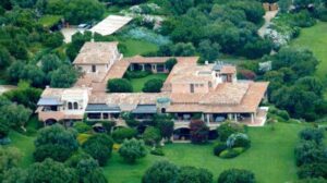 Berlusconi espande i suoi domini sardi: altre due ville accanto a Villa Certosa, nuova piscina e permessi no-problem...