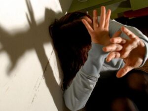Napoli, tenta di violentare una ragazza in stazione: rapinatore arrestato
