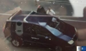 Milano, finto tassista Ncc violenta passeggera in auto: linciato dai residenti VIDEO