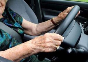 Anziana di 77 anni dimentica di tirare freno a mano: muore schiacciata da sua auto