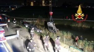 Milano, scontro tra due auto: una si ribaltata e finisce nel laghetto, due feriti
