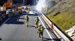 autostrada-auto-tesla-s-fiamme