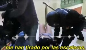 YOUTUBE Catalogna, donna picchiata dai poliziotti : "Mi hanno rotto le dita e toccato il seno ridendo"