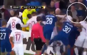 Everton-Lione, maxi rissa in campo: coinvolto tifoso con bambino in braccio