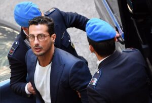 Fabrizio Corona, nuovo processo per i soldi nel controsoffitto?