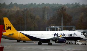 Monarch, compagnia aerea, fallisce di notte: 110mila passeggeri a terra da un giorno all'altro