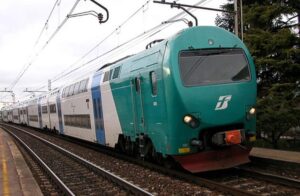 Treviso, treno ostaggio di 5 immigrati per un'ora: insulti, minacce e sputi ai passeggeri