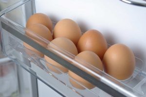Uova nel porta-uova in frigo? Sbagliato. Ecco dove vanno conservate
