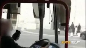 Mentre guida il bus Atac fa una videochiamata. Passeggero lo filma