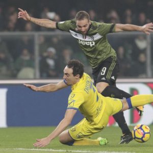 Chievo-Juventus 0-2 highlights, pagelle: Khedira-Higuain video gol. Bastien-Cacciatore espulsi