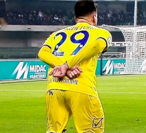 Chievo-Juventus, Fabrizio Cacciatore (VIDEO): gesto delle manette come Mourinho, Maresca lo espelle