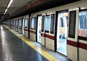 La donna finita sotto un treno della metropolitana B a Roma è stata spinta