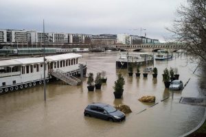 Parigi, allerta piena Senna: metro chiuse vicino al fiume, sgomberati sotterranei del Louvre